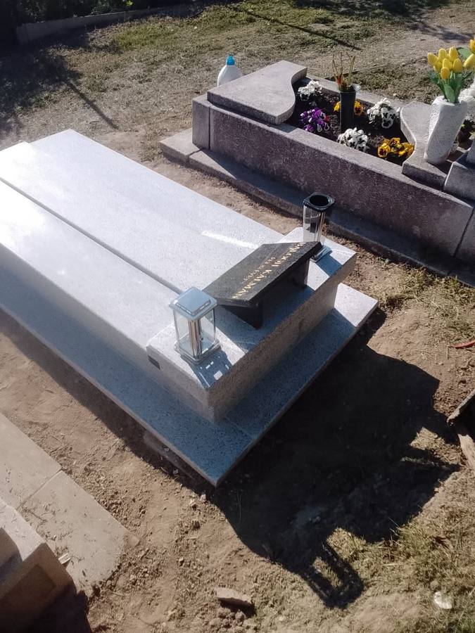 Fényezett gránit síremlék, aranyozott felirattal